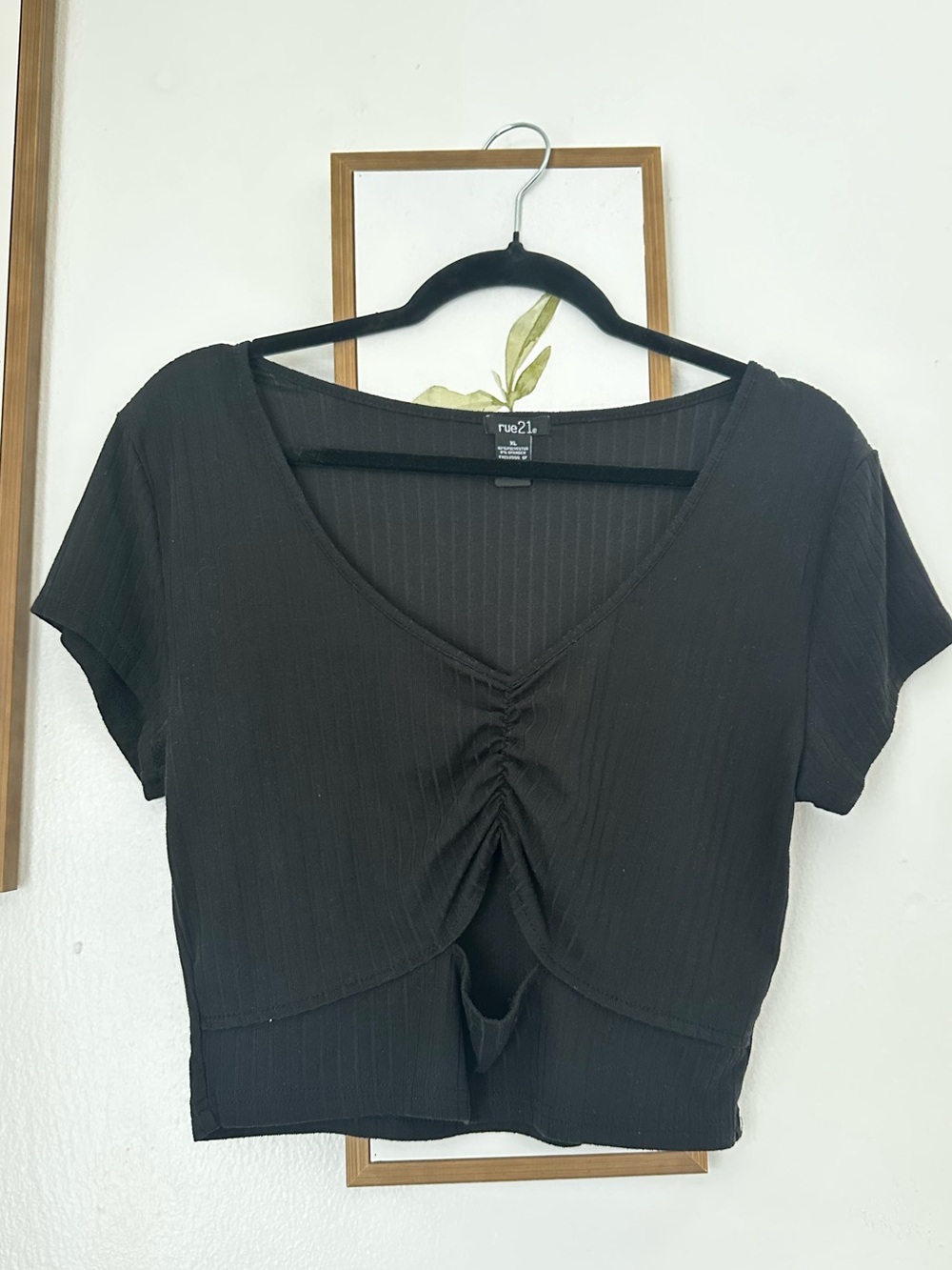 Rue21 Black Short-Sleeve Ruched V-Neck Crop Top